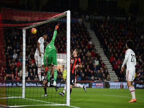  尼斯任意球大师当选月度最佳  